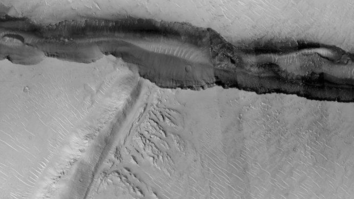 Найбільший каньйон у Сонячній системі показали нових орбітальних фото Марса - фото 1