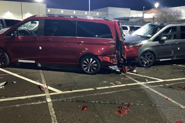 Розлючений співробітник заводу Mercedes розтрощив 50 новеньких авто: фото та відео - фото 442307