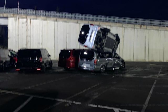 Розлючений співробітник заводу Mercedes розтрощив 50 новеньких авто: фото та відео - фото 442308