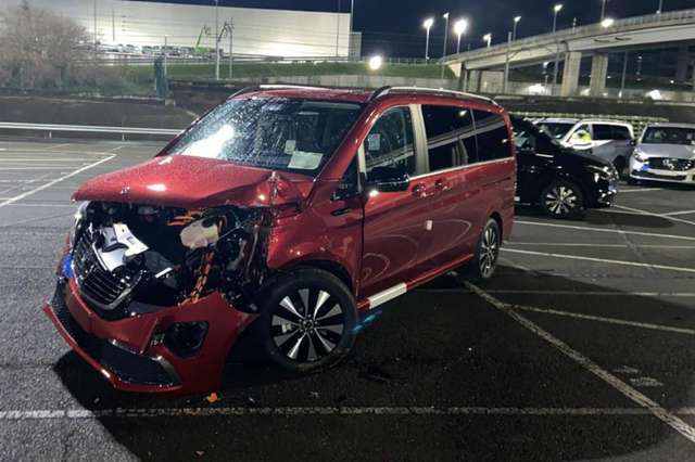 Розлючений співробітник заводу Mercedes розтрощив 50 новеньких авто: фото та відео - фото 442312