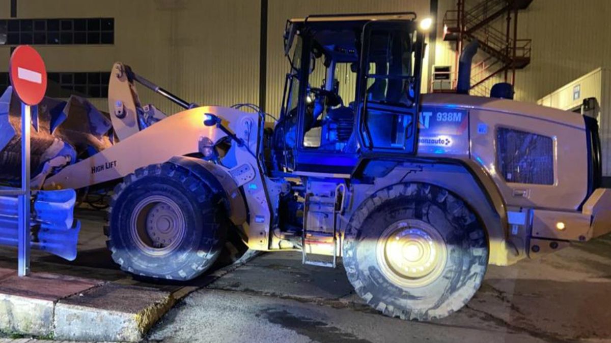 Розлючений співробітник заводу Mercedes розтрощив 50 новеньких авто: фото та відео - фото 1