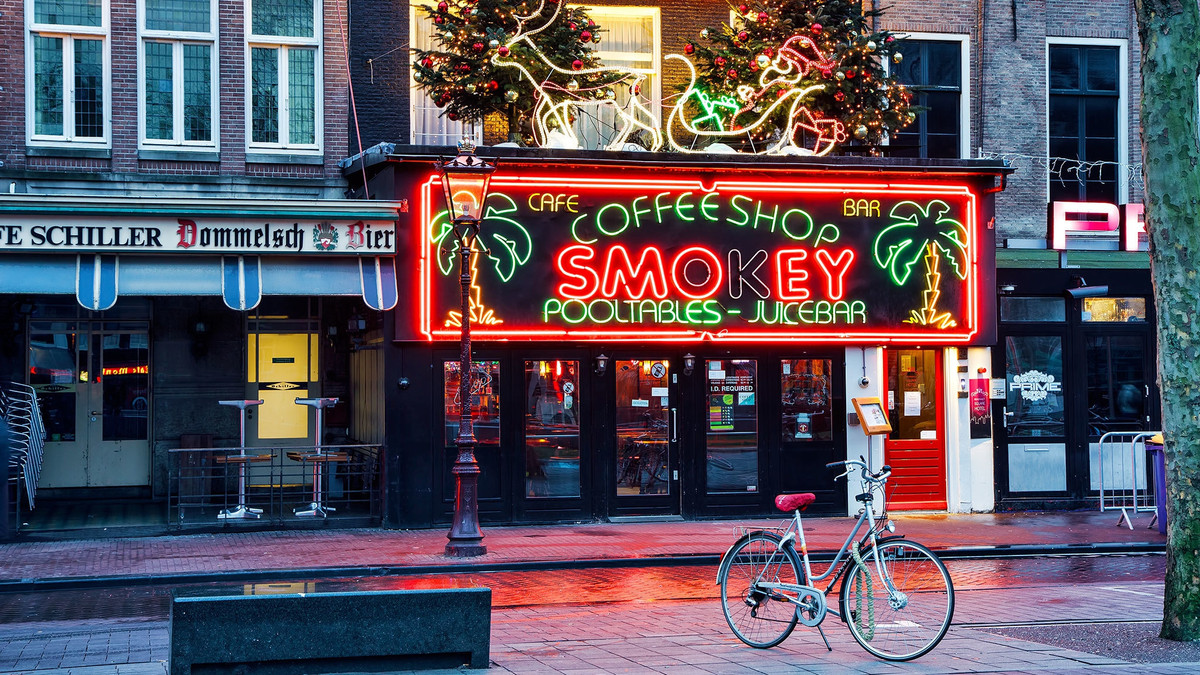 В Амстердамі планують заборонити продавати у кофішопах марихуану туристам - фото 1