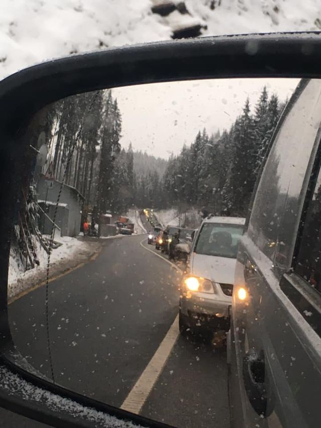 У мережі показали кілометрові черги з авто на Буковель - фото 442380