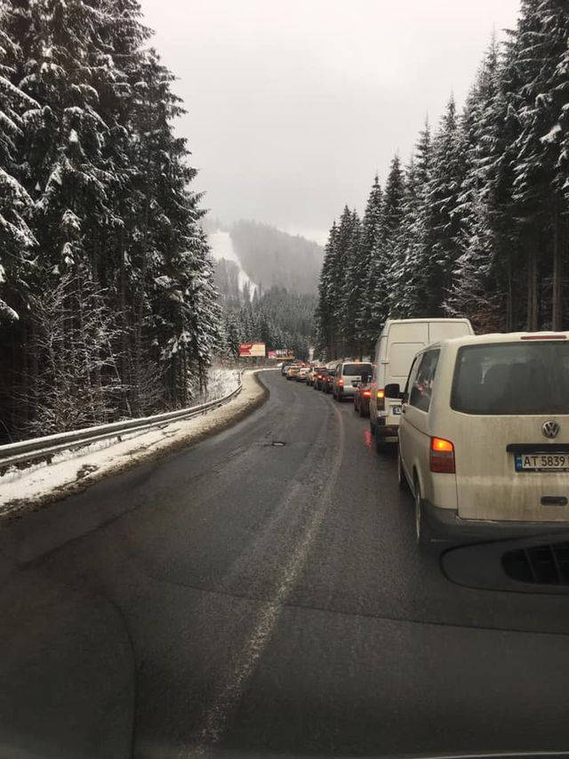 У мережі показали кілометрові черги з авто на Буковель - фото 442381