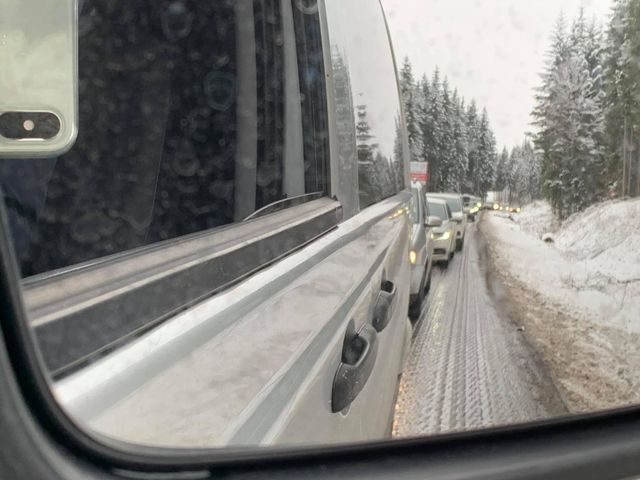 У мережі показали кілометрові черги з авто на Буковель - фото 442383