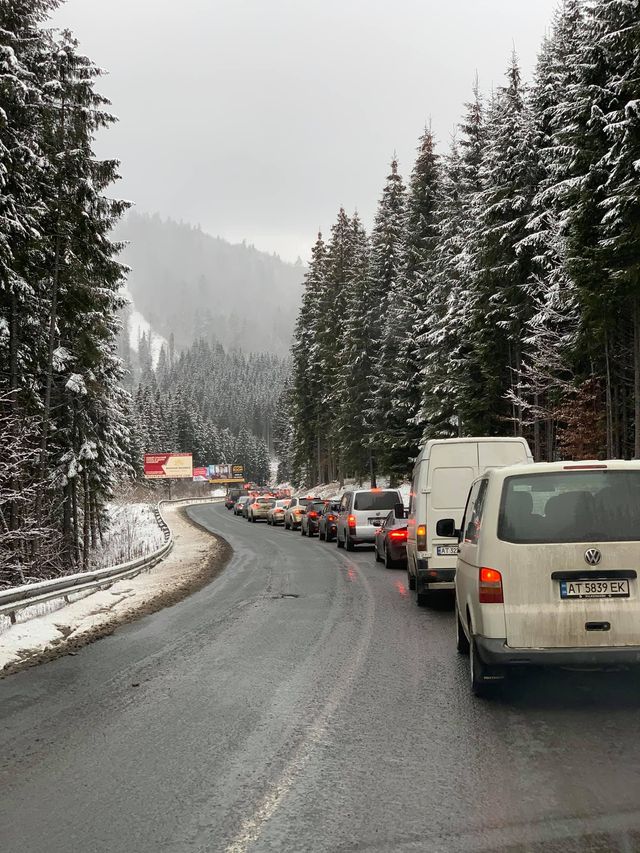 У мережі показали кілометрові черги з авто на Буковель - фото 442384