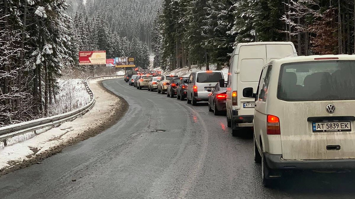 У мережі показали кілометрові черги з авто на Буковель