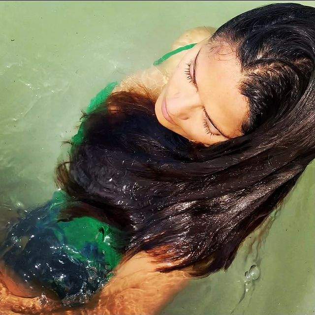Сальма Хайєк розбурхала шанувальників ідеальним тіло в купальнику: гарячі фото - фото 442405