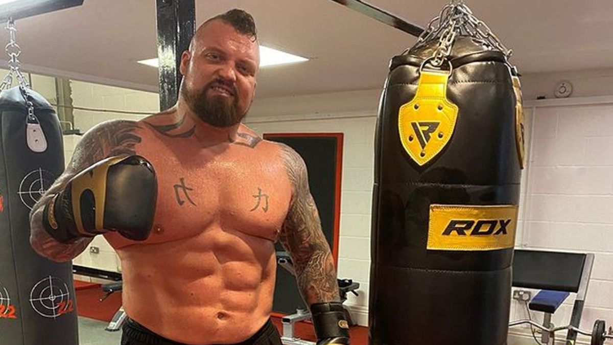 Британський силач підняв штангу з чотирма дівчатами: вражаюче відео