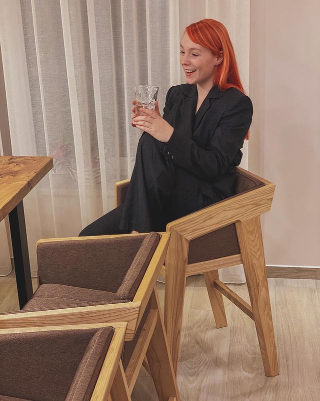 Світлана Тарабарова позує у наймоднішому костюмі сезону - фото 442537