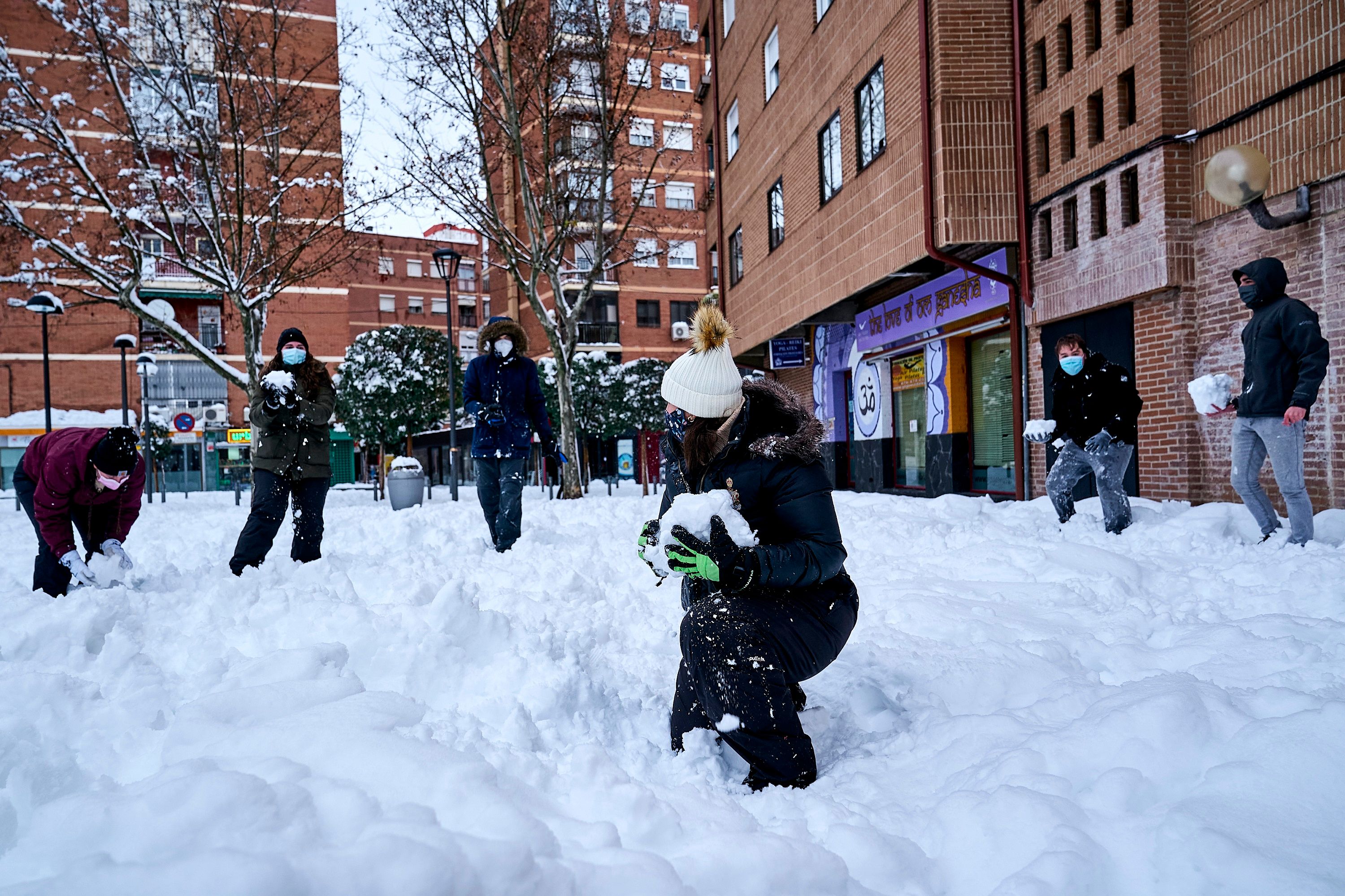 Мадрид раптово засипало снігом, а реакція людей безцінна: відео