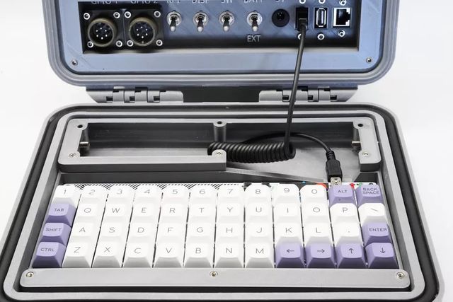 Американець розробив комп'ютер на випадок кінця світу: фото - фото 442574