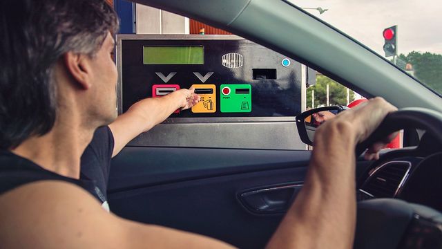 Хто зможе безкоштовно їздити по платних дорогах в Україні - фото 442612