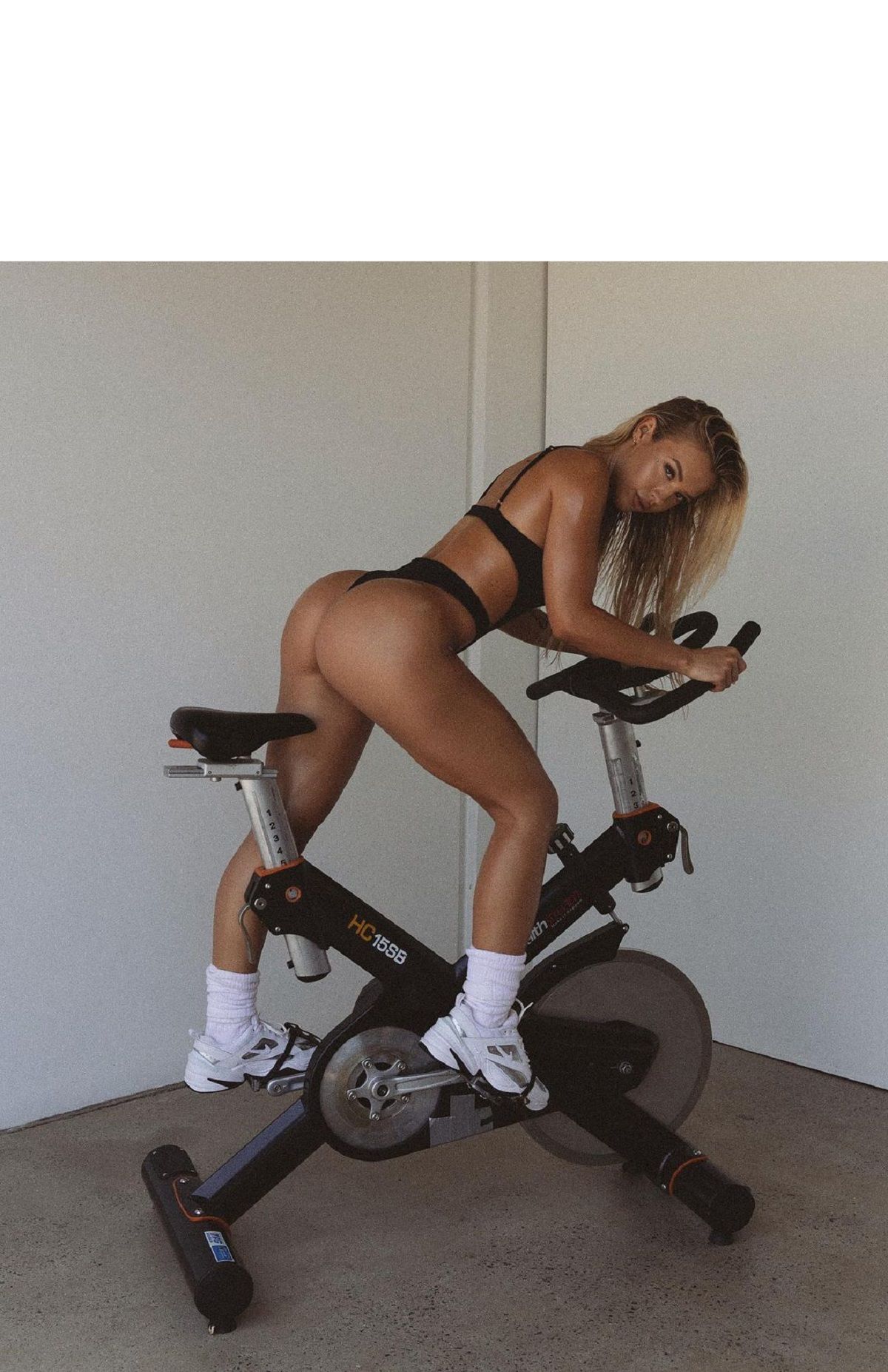 Теммі Хемброу показала розкішну фігуру - фото 1