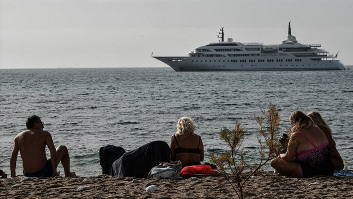 У Грецію прийшло аномальне тепло: люди купаються у морі - фото 1
