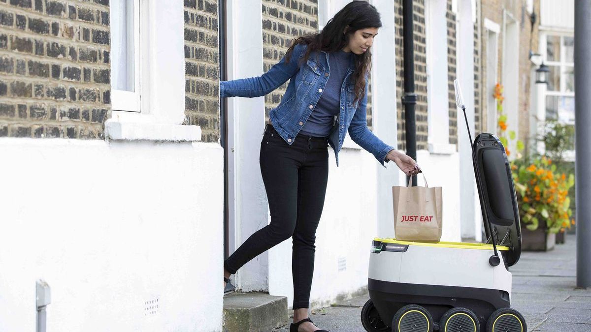 Житель Британії зробив пропозицію своїй коханій за допомогою безпілотного робота