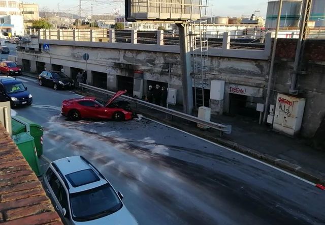 Співробітник автомийки розбив розкішний суперкар італійського футболіста: фото - фото 442676