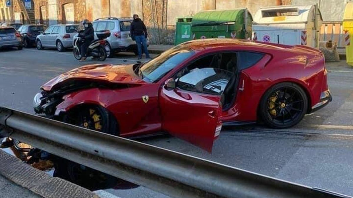 Співробітник автомийки розбив розкішний суперкар італійського футболіста: фото - фото 1