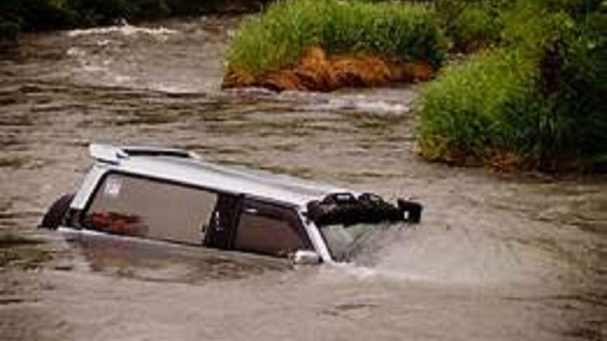 Водій автомобіля, слідуючи всім вказівкам навігатора, заїхав у річку - фото 1
