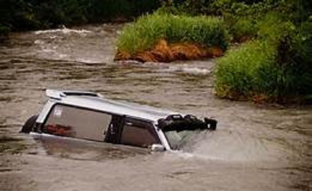 Водій автомобіля, слідуючи всім вказівкам навігатора, заїхав у річку - фото 442917