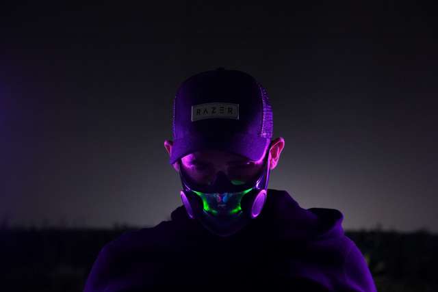 Razer показала захисну маску з RGB-підсвіткою, вбудованим мікрофоном і динаміком - фото 442993