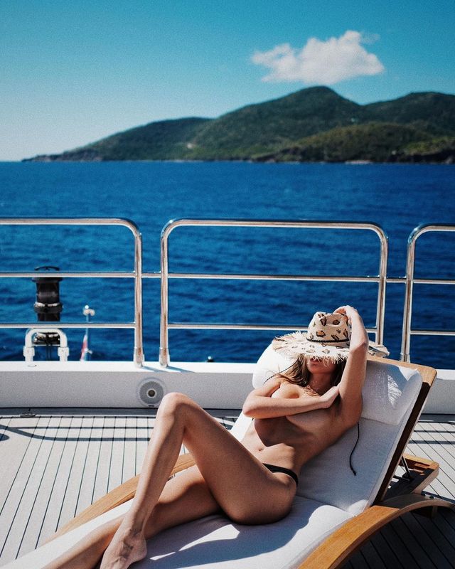 Звабливий ангел на відпочинку: модель засвітила свою розкішну фігуру - фото 443108