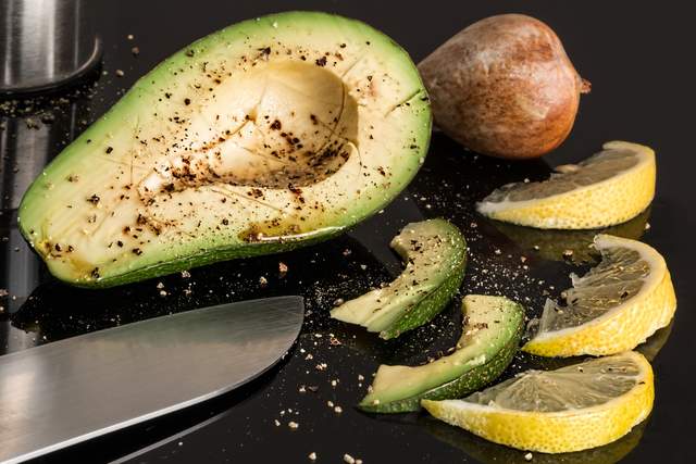 Як зробити з зеленого авокадо спіле: простий лайфхак - фото 443121