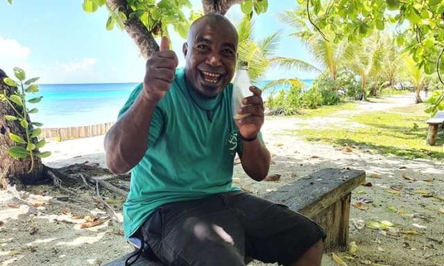 У Папуа-Новій Гвінеї знайшли пляшку з посланням, яку американка 2 роки тому кинула в океан - фото 443197