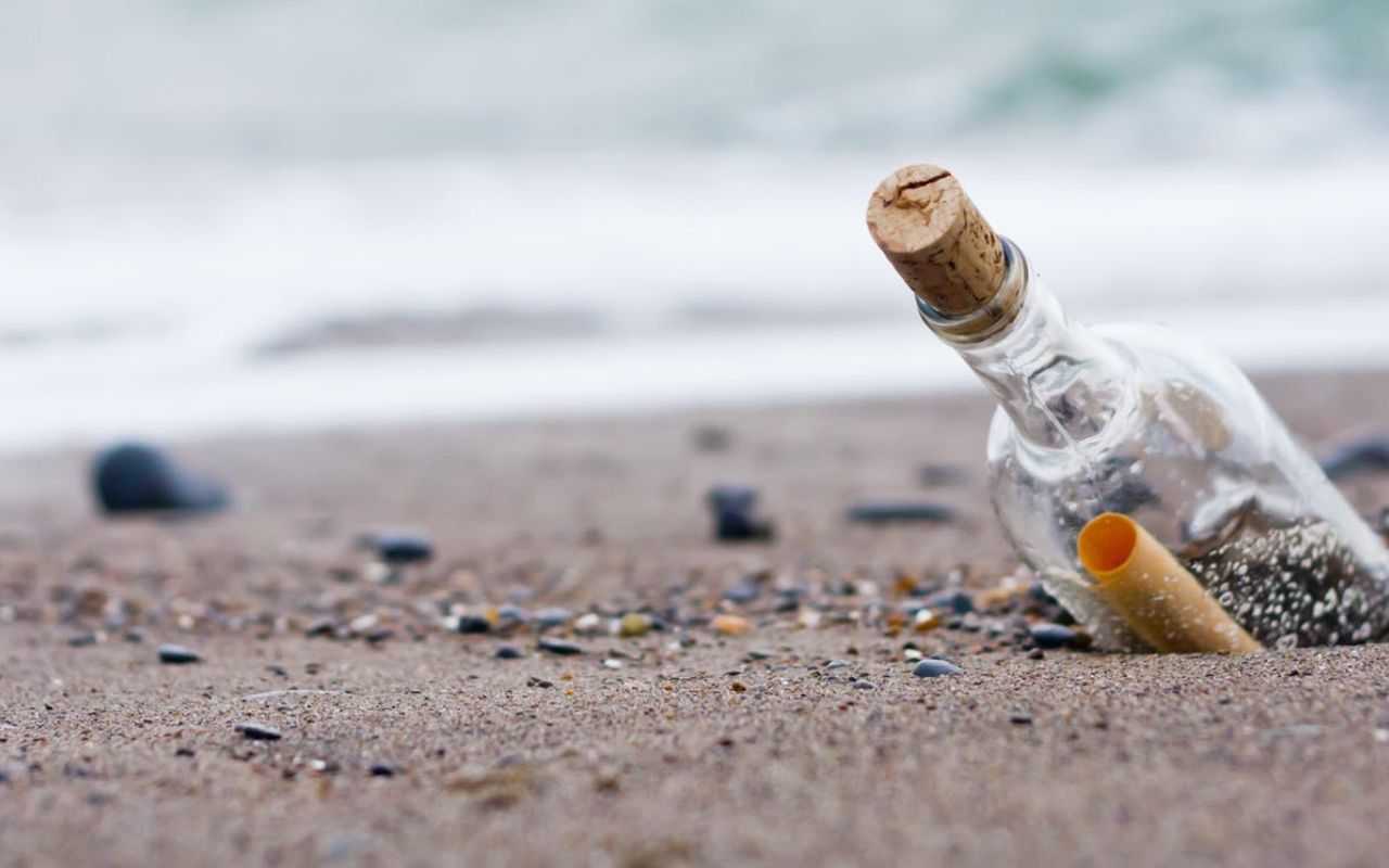 В океані чоловік випадково виявив пляшку з посланням - фото 1