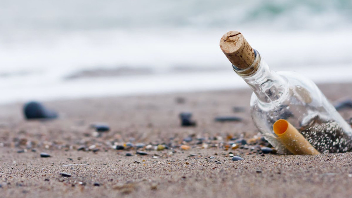 В океані чоловік випадково виявив пляшку з посланням - фото 1