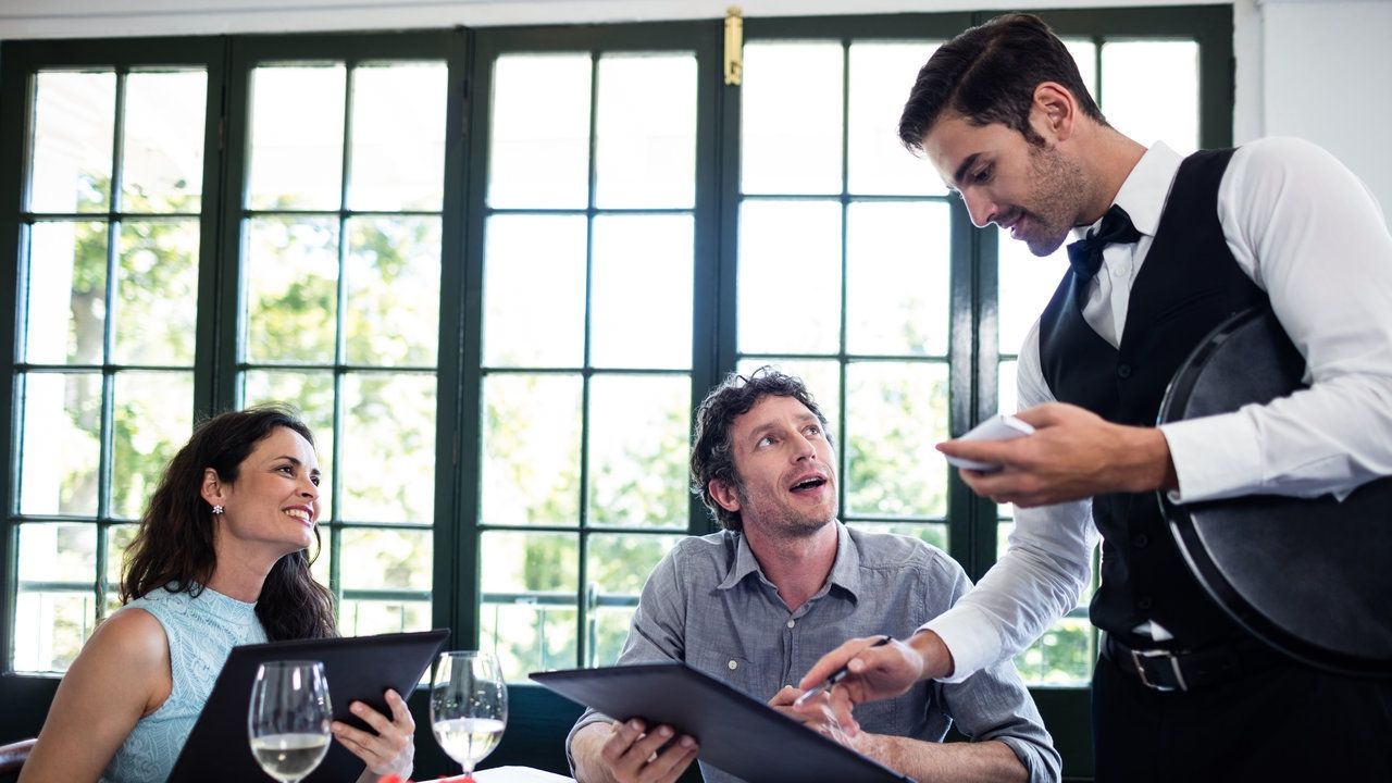 Що робити, якщо відмовили в обслуговуванні українською: інструкцію від мовного омбудсмена