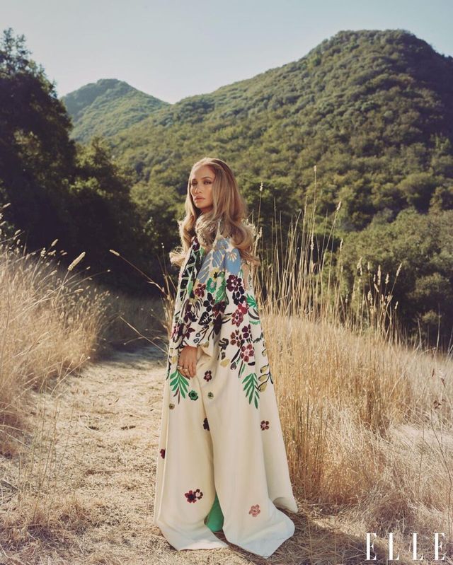 Дженніфер Лопес у відвертому боді позувала для глянцю - фото 443261