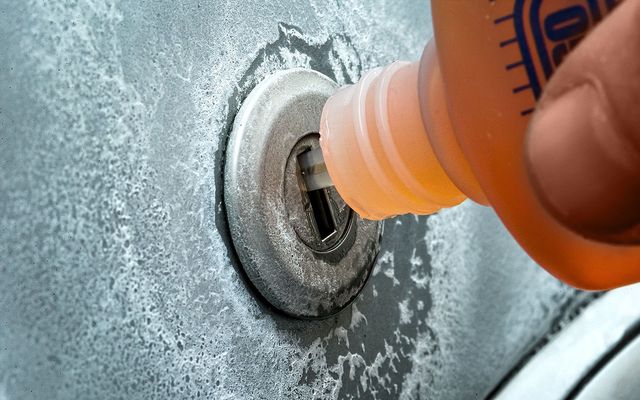 Водіям підказали, як швидко розморозити замок в авто - фото 443350