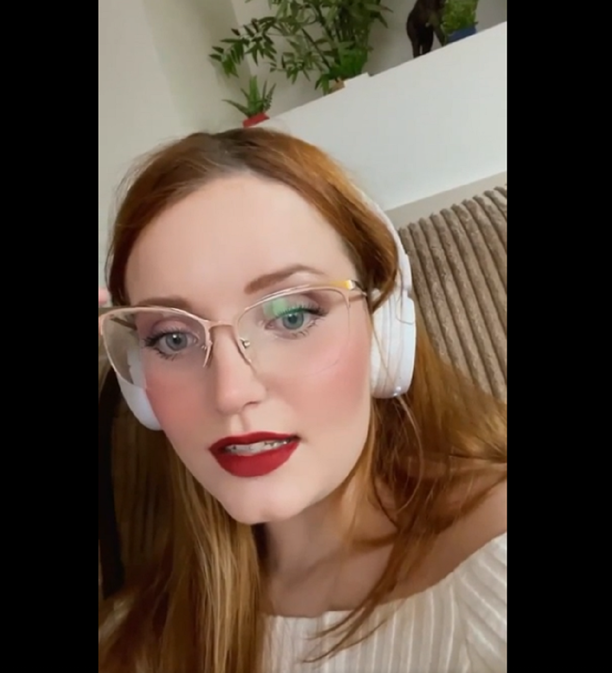 Жінка хотіла зняти окуляри, але стала зіркою Reddit (відео)