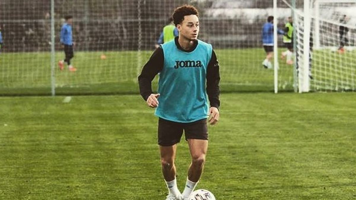 Футболіст донецького Олімпіка пофарбував волосся у сміливий колір: фото