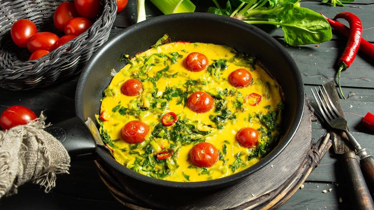 Кулінари поділилися секретом пишного та ситного омлету в духовці: покроковий рецепт