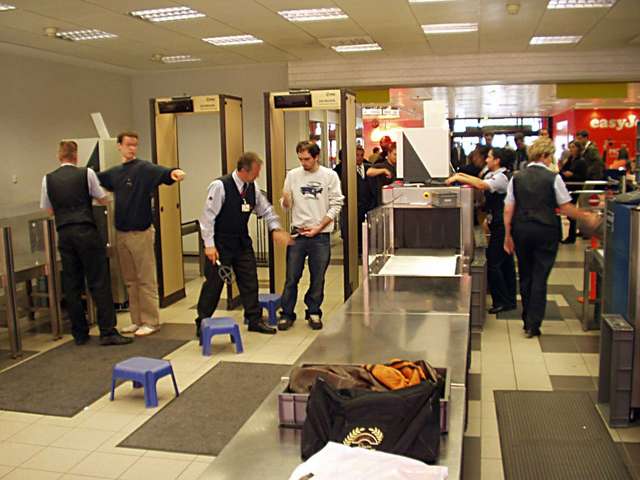 Чоловік 3 місяці ховався від COVID-19 в аеропорту, прикидаючись працівником зони безпеки - фото 443660