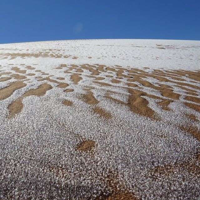 Найбільшу пустелю у світі Сахару засипало снігом: приголомшливі фото - фото 443758