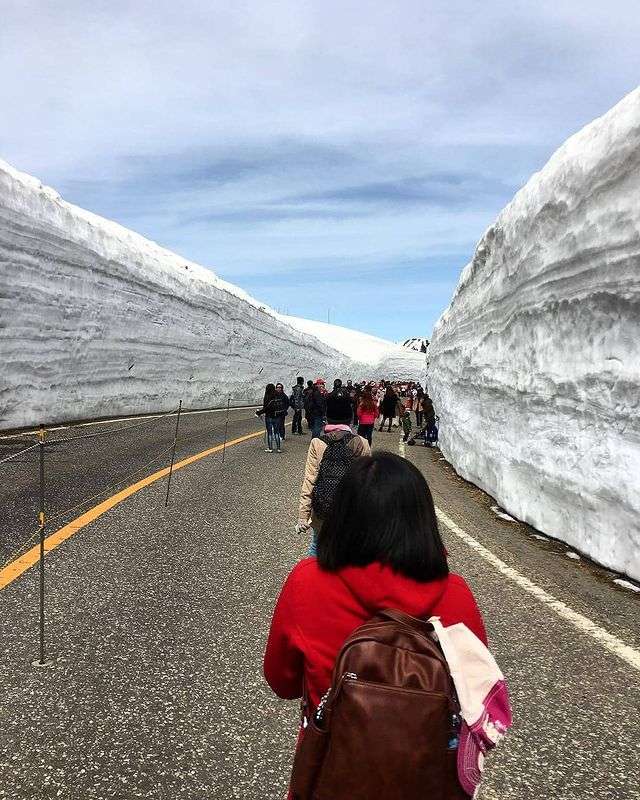 Як виглядає найзасніженіша траса у світі зі сніговим покривом товщиною у 6-поверхівку - фото 443784