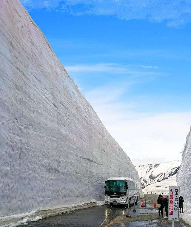 Як виглядає найзасніженіша траса у світі зі сніговим покривом товщиною у 6-поверхівку - фото 443786