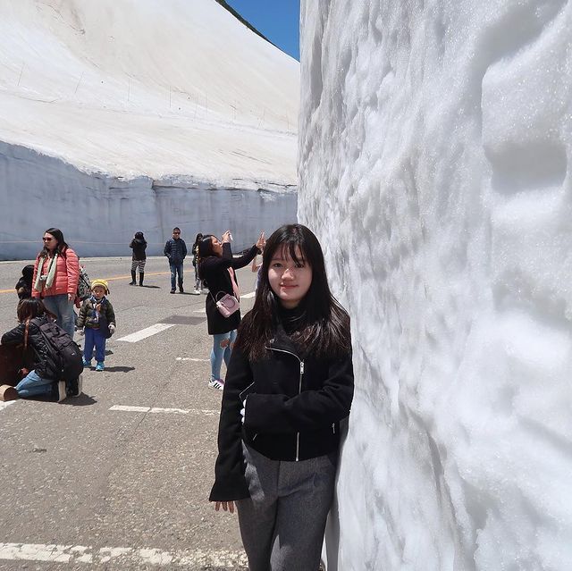 Як виглядає найзасніженіша траса у світі зі сніговим покривом товщиною у 6-поверхівку - фото 443787