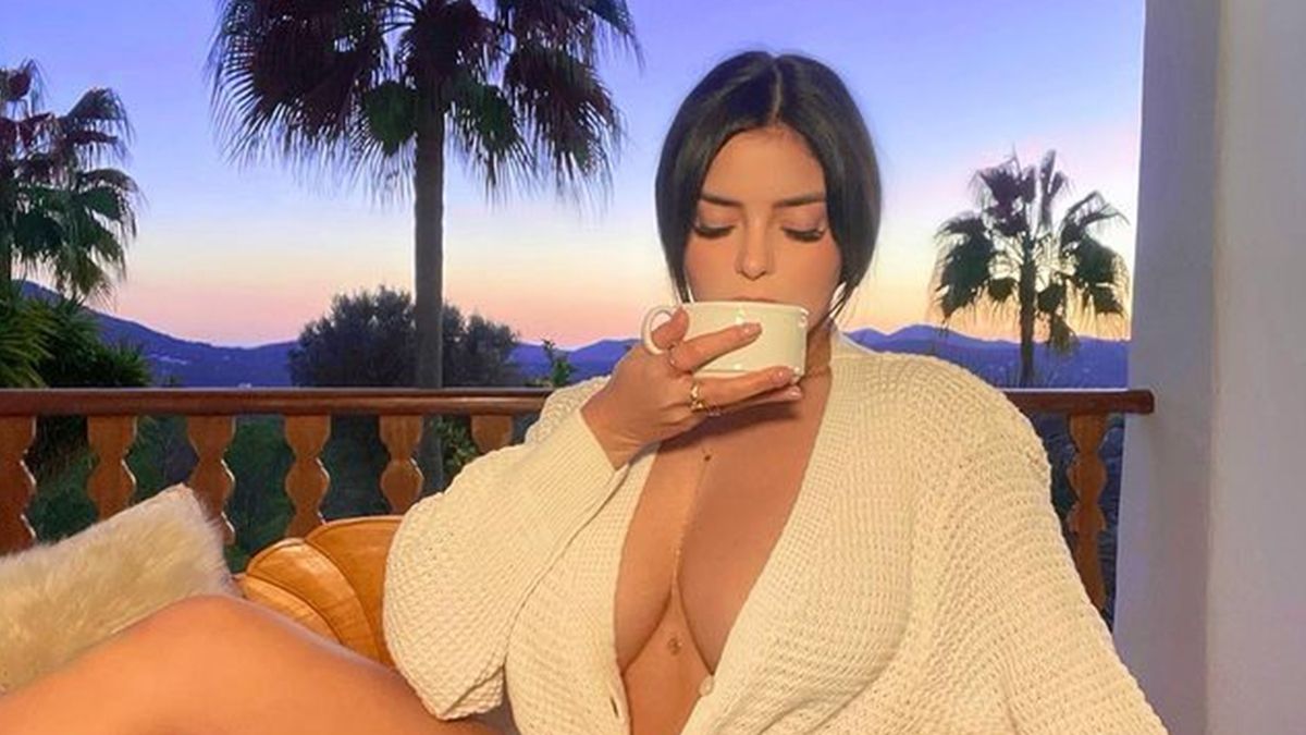 Пишногруда Демі Роуз знялася у крихітному на яхті: гарячі фото