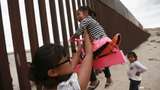 Рожеві гойдалки на кордоні Мексики та США назвали Дизайном року