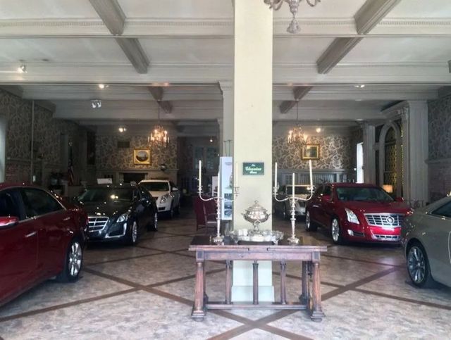 Як виглядає найкрутіший автосалон Cadillac з розкішним інтер'єром - фото 444080