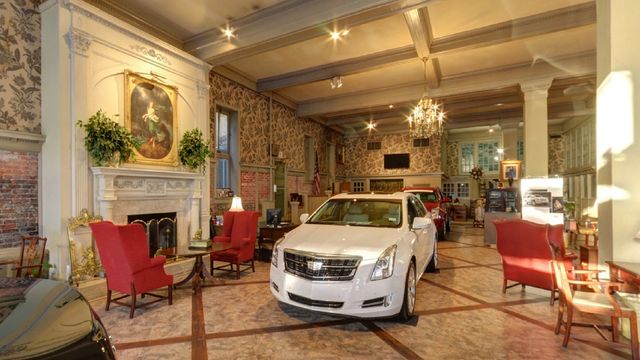 Як виглядає найкрутіший автосалон Cadillac з розкішним інтер'єром - фото 444081