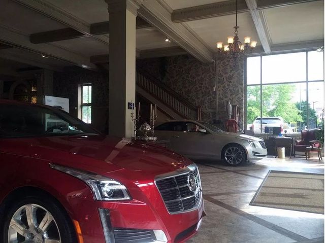 Як виглядає найкрутіший автосалон Cadillac з розкішним інтер'єром - фото 444083