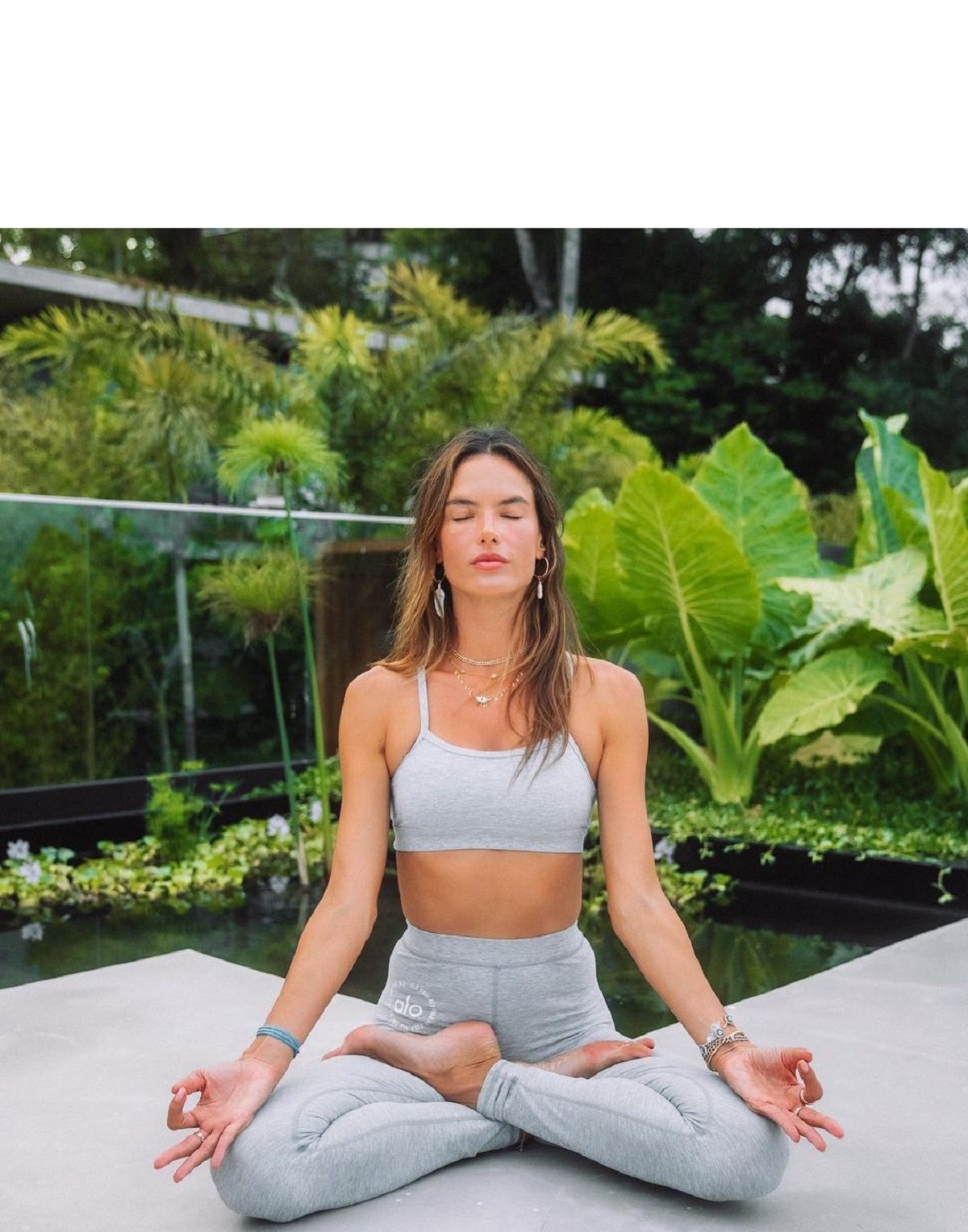 Завжди у формі: Алессандра Амброзіо захопила новими фото в бікіні