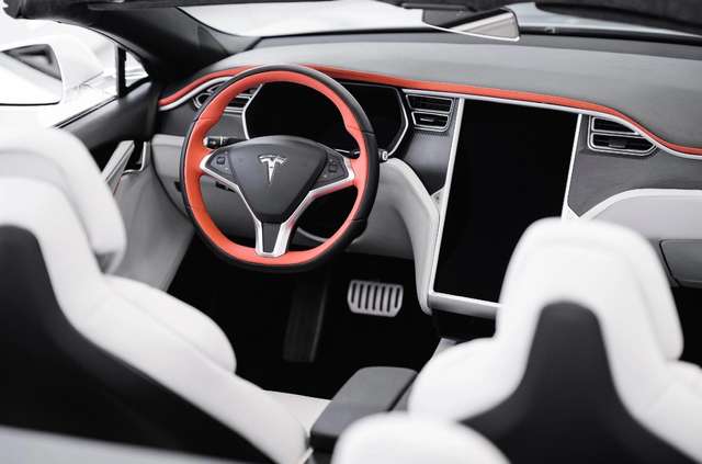 Tesla Model S перетворили на розкішний кабріолет - фото 444186
