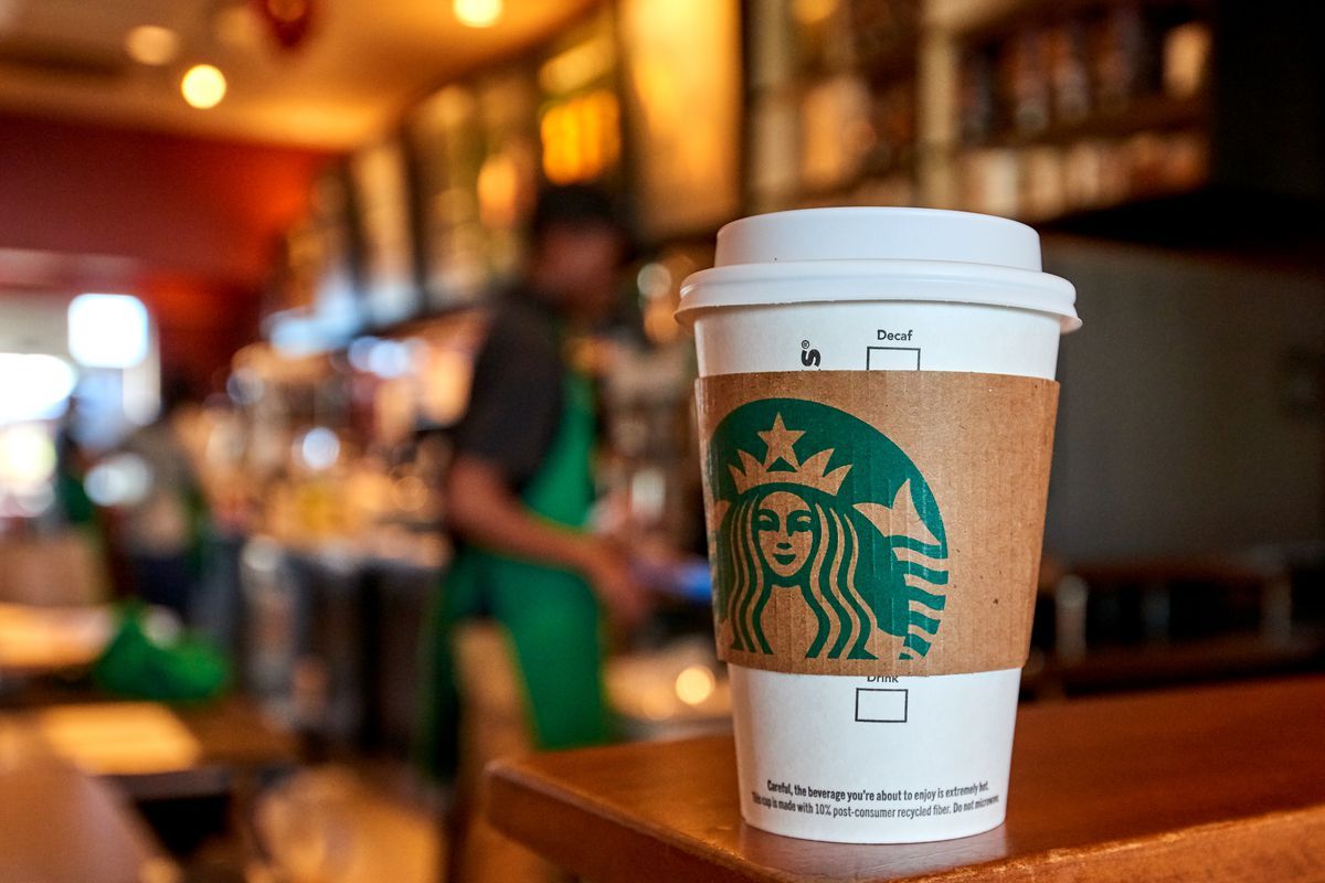 В Ірландії Starbucks виплатить клієнтці 12 тисяч євро через малюнок на стаканчику