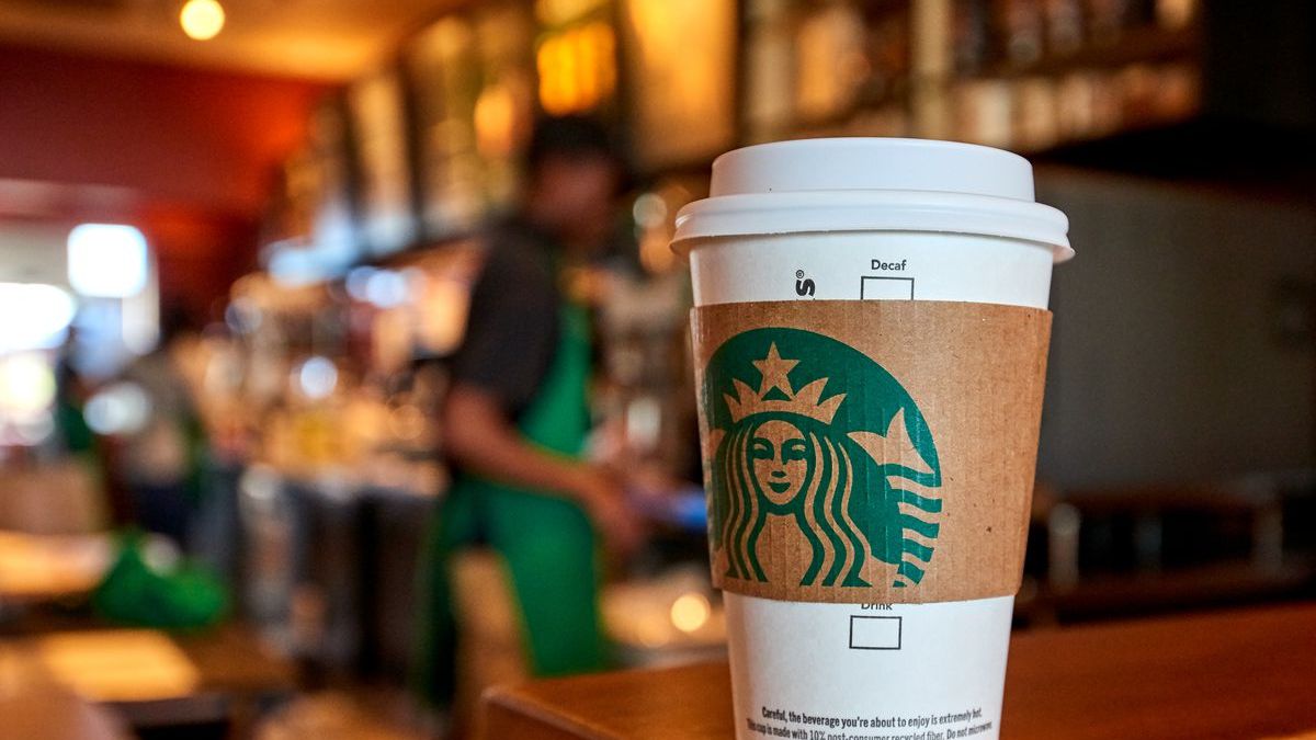 Starbucks вляпався у расовий скандал - фото 1
